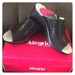 NEW Algeria black wedge sandal in a size 10 M(40)